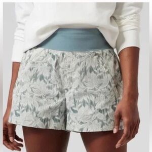 Athleta Trekkie North Short in Ethereal Bloom Magnolia Floral. Women’s Size 6